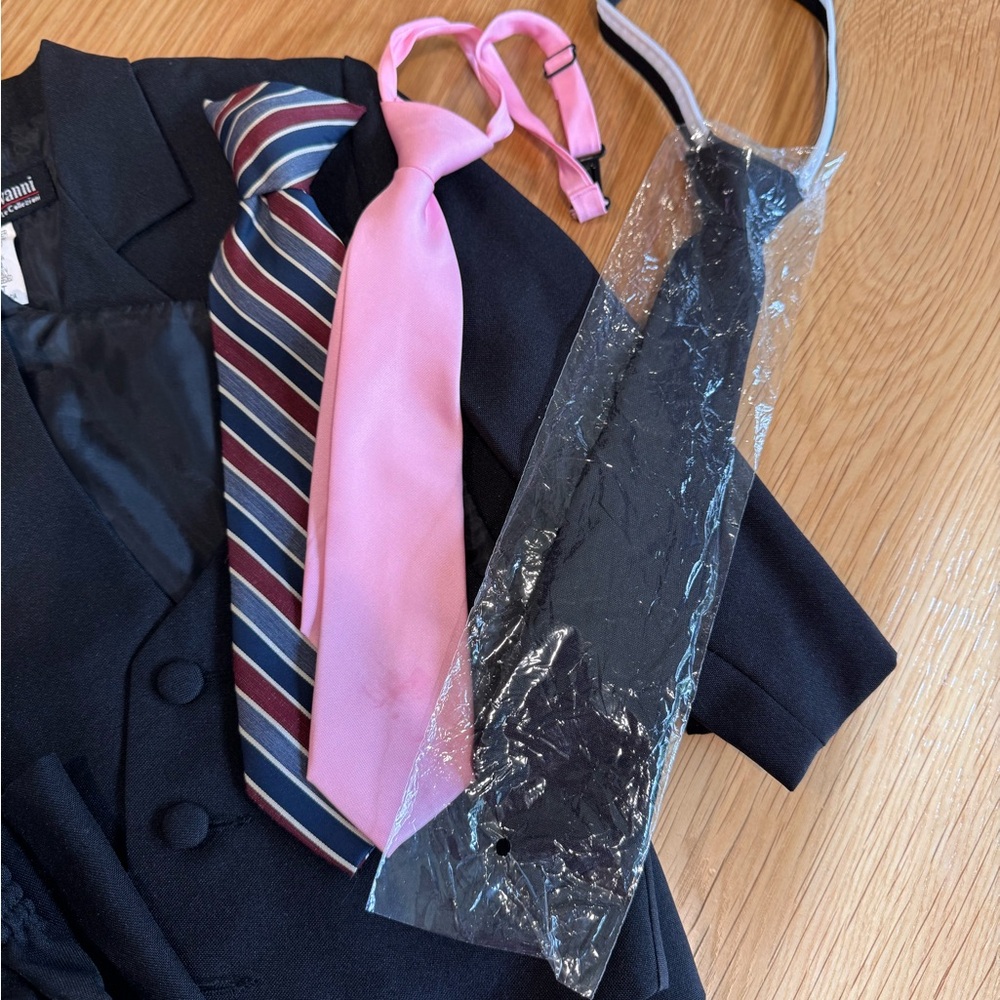 Classic Black Toddler Suit Set with 3 Ties - Picture 4 of 4